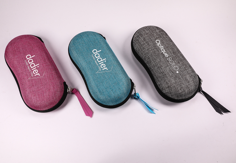 The Glasses Case with Four Colors Printed with The LOGO Is Zipped And Shaped Like A Peanut