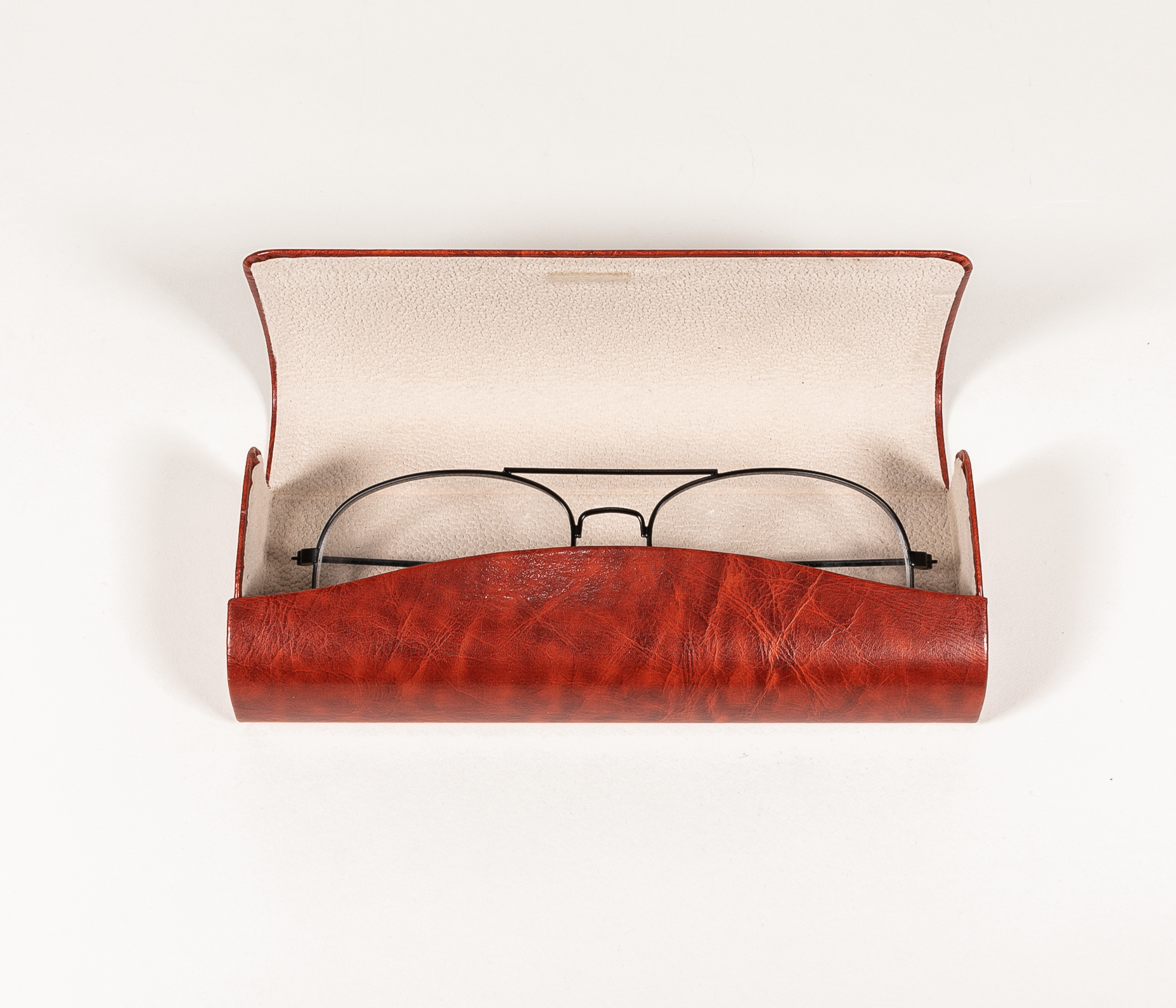 The 2021 sunglasses, a hand-made glasses case in two colors with a semicircular appearance on the side