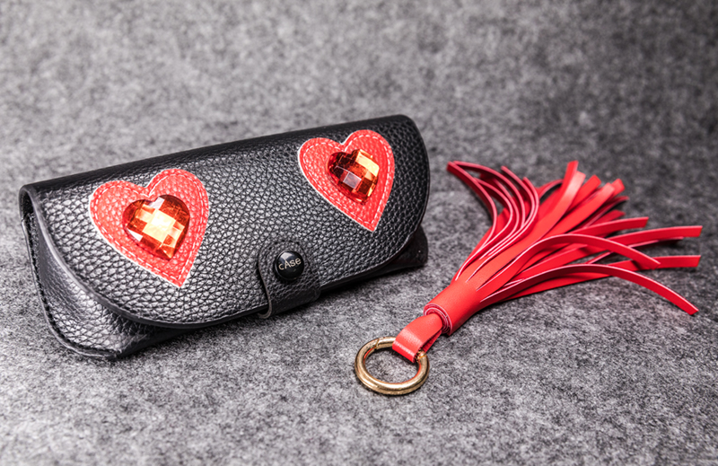 2021 Sunglasses, Black And Red, Printed with A Ruby Heart Pattern, with Red Splintered Decorative Glasses Bag, The Design Is Novel And Fashionable Full of Creativity.